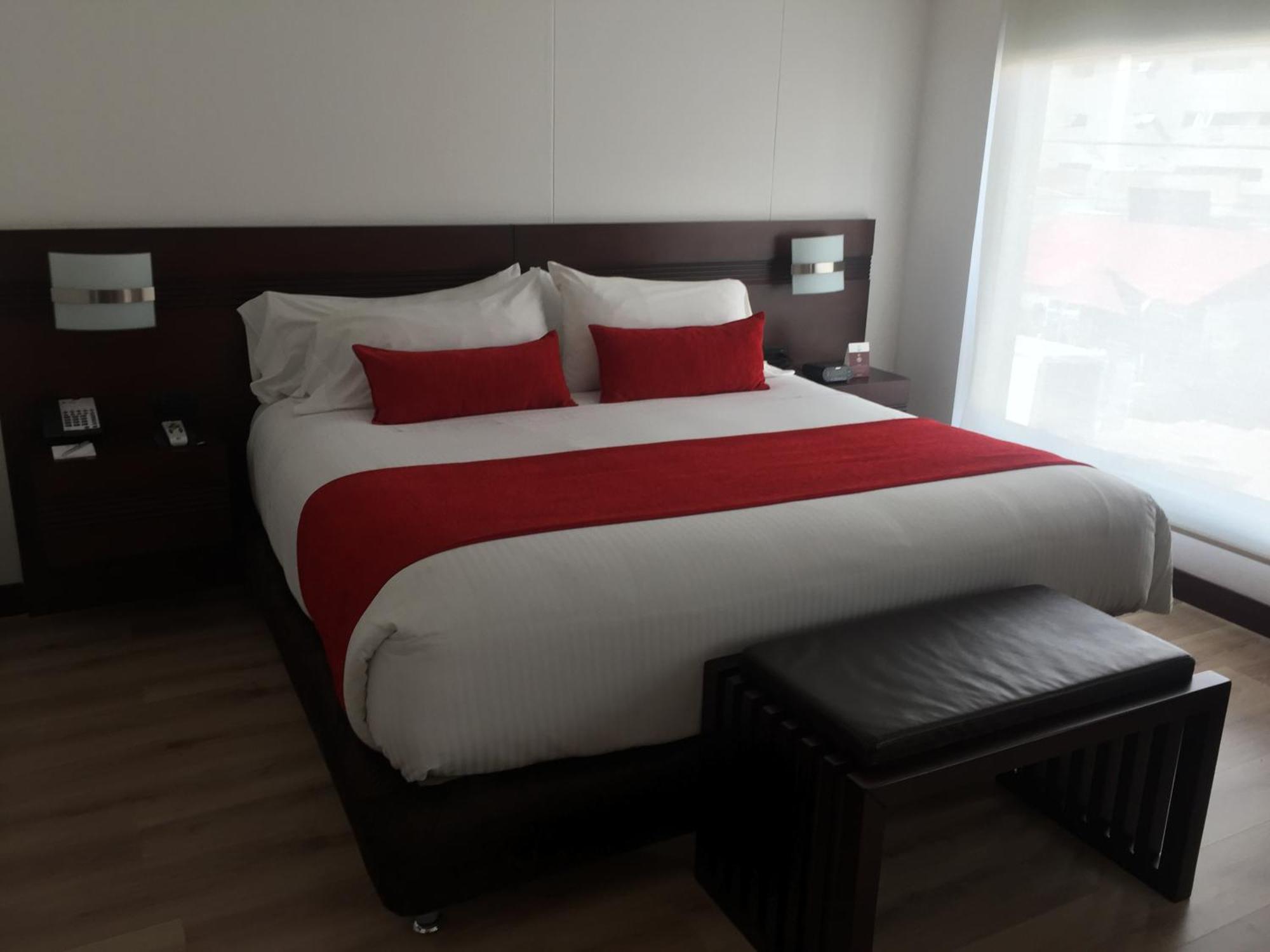 โรงแรมเบสท์เวสเทิร์น พลัส 93 พาร์ค โบโกตา ภายนอก รูปภาพ A bed with a bed runner